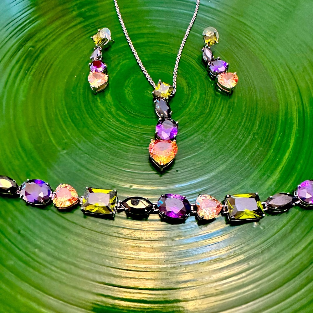 Park Lane set: Bracelet, earrings and necklace.